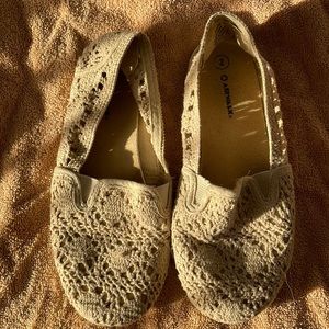 Airwalk Ivory crochet slip-in’s